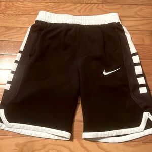 Boys Nike Elite Basketball shorts. EUC. Size L